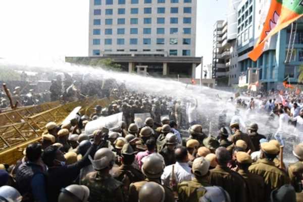 राजस्थान : भाजपा कार्यकर्ताओं पर किया गया वाटर कैनन का इस्तेमाल